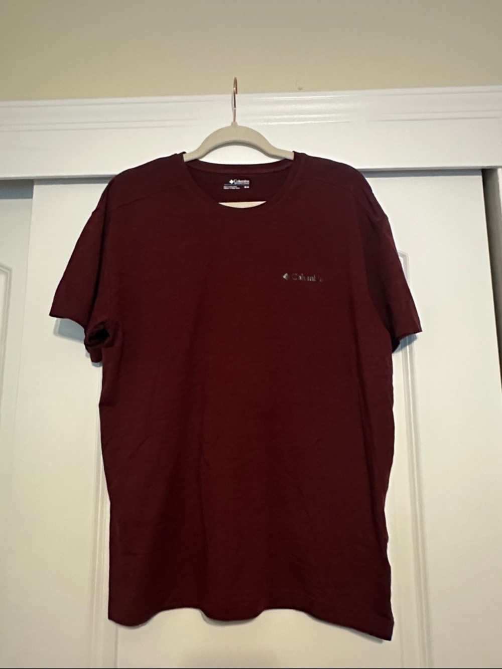 Men’s Columbia maroon athletic T-shirt- size M